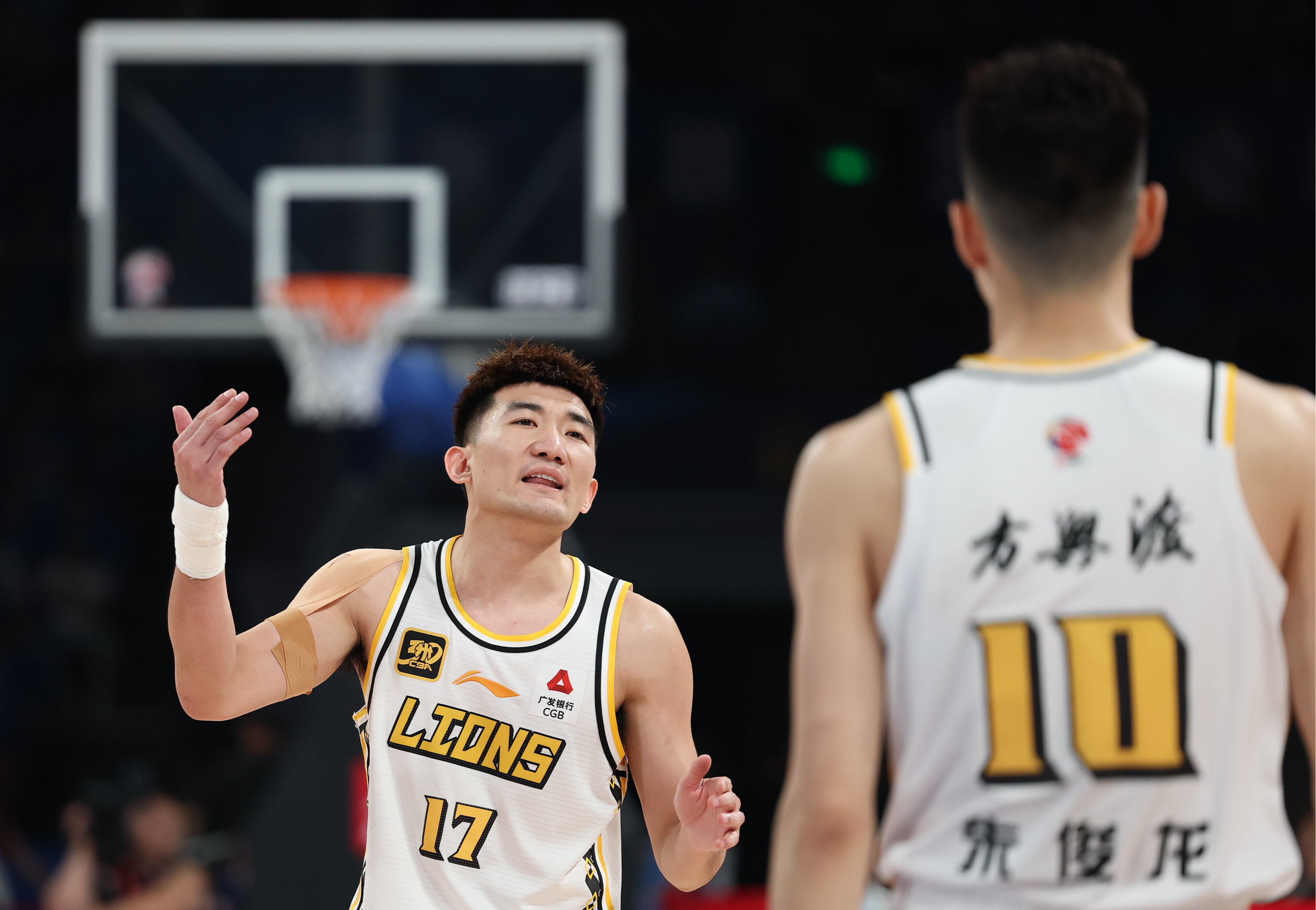 开云娱乐-关于里昂发布备战花絮；集结日豪取连胜；CBA常规赛任务艰巨；更衣室氛围转暖的信息
